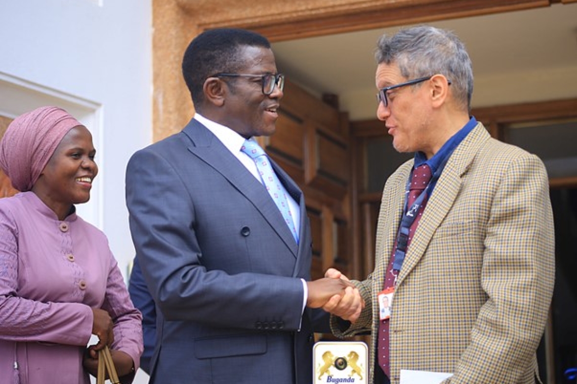 Katikkiro asisinkanye Ssenkulu wa Tropical Bank Abdulaziz Muhamed